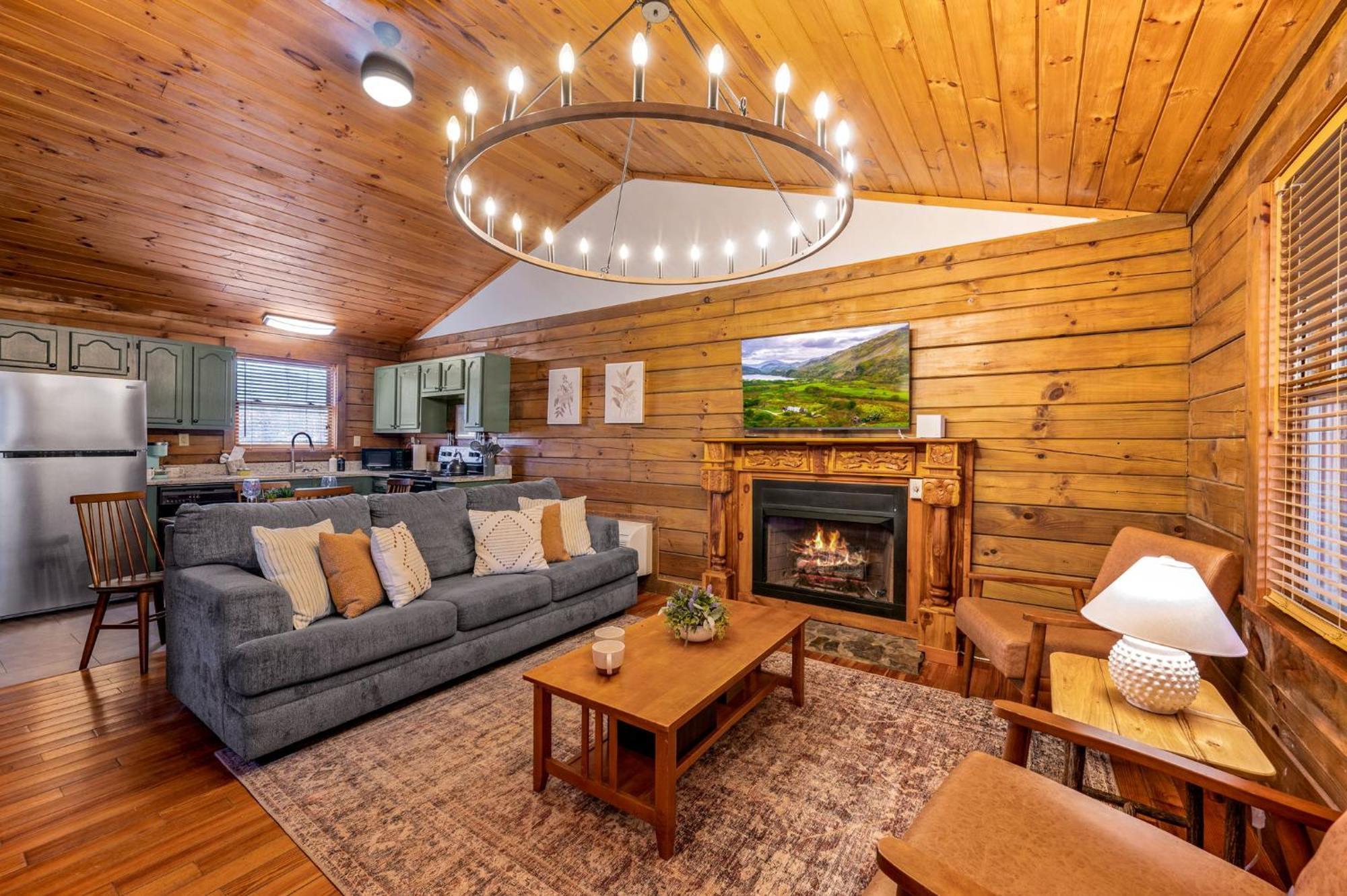 Couples Getaway Near National Park W Hot Tub * Pigeon Forge