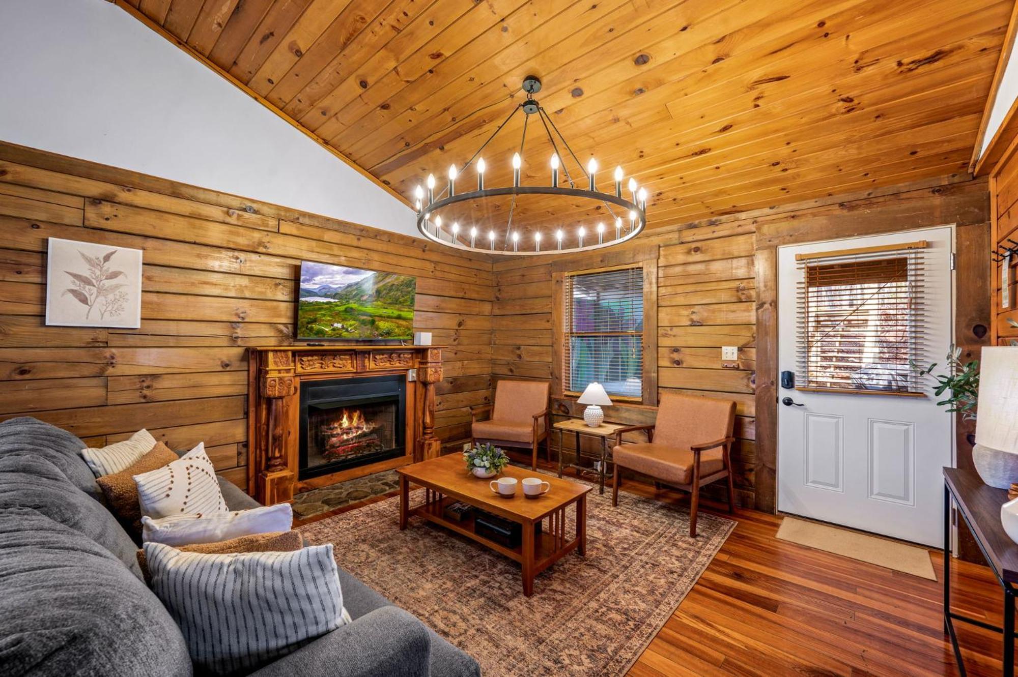 Couples Getaway Near National Park W Hot Tub Holiday home Pigeon Forge