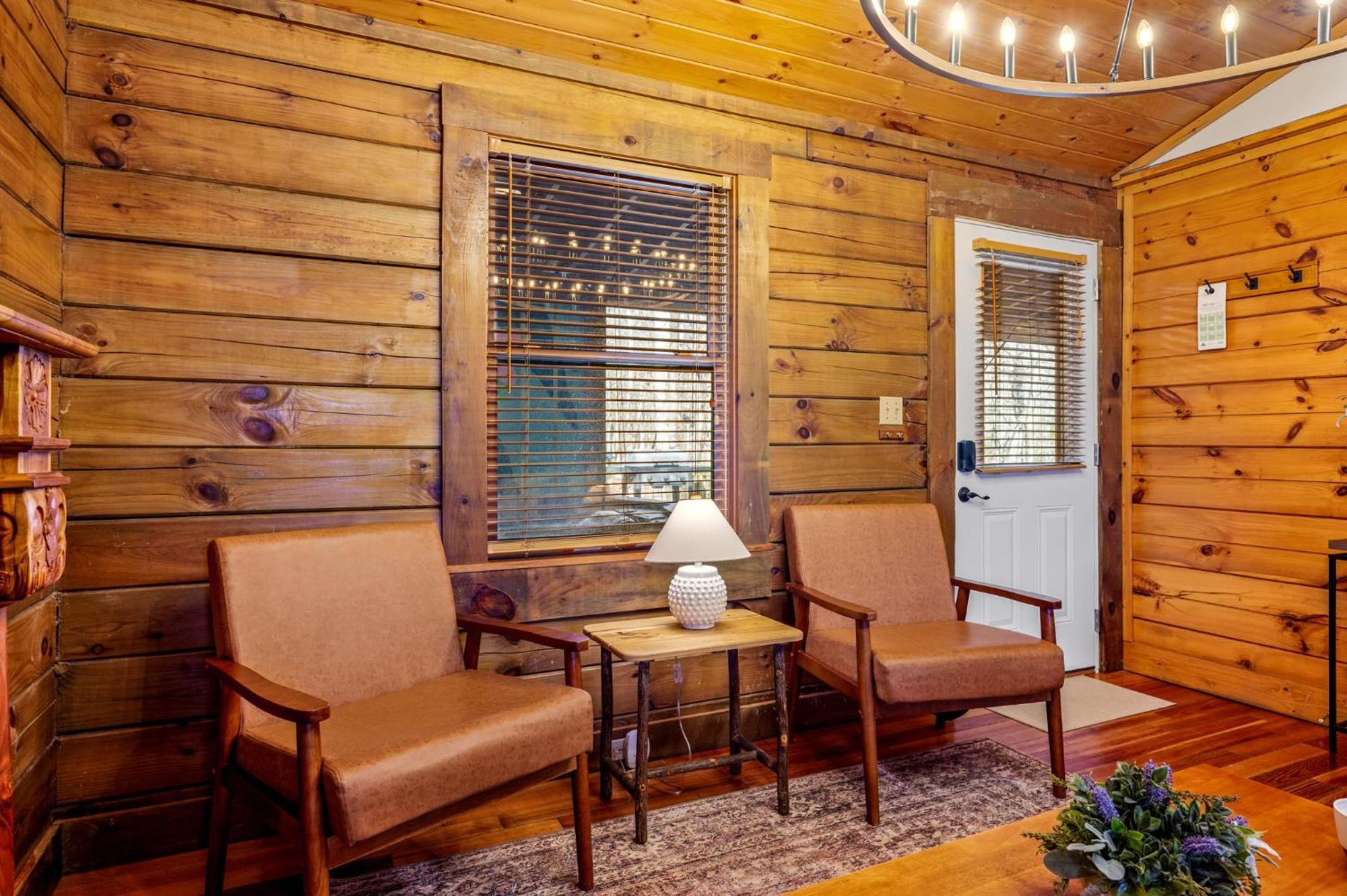 Holiday home Couples Getaway Near National Park W Hot Tub Pigeon Forge