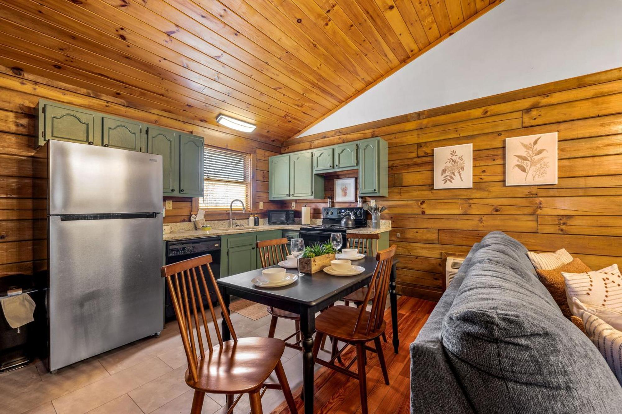 Couples Getaway Near National Park W Hot Tub * Pigeon Forge