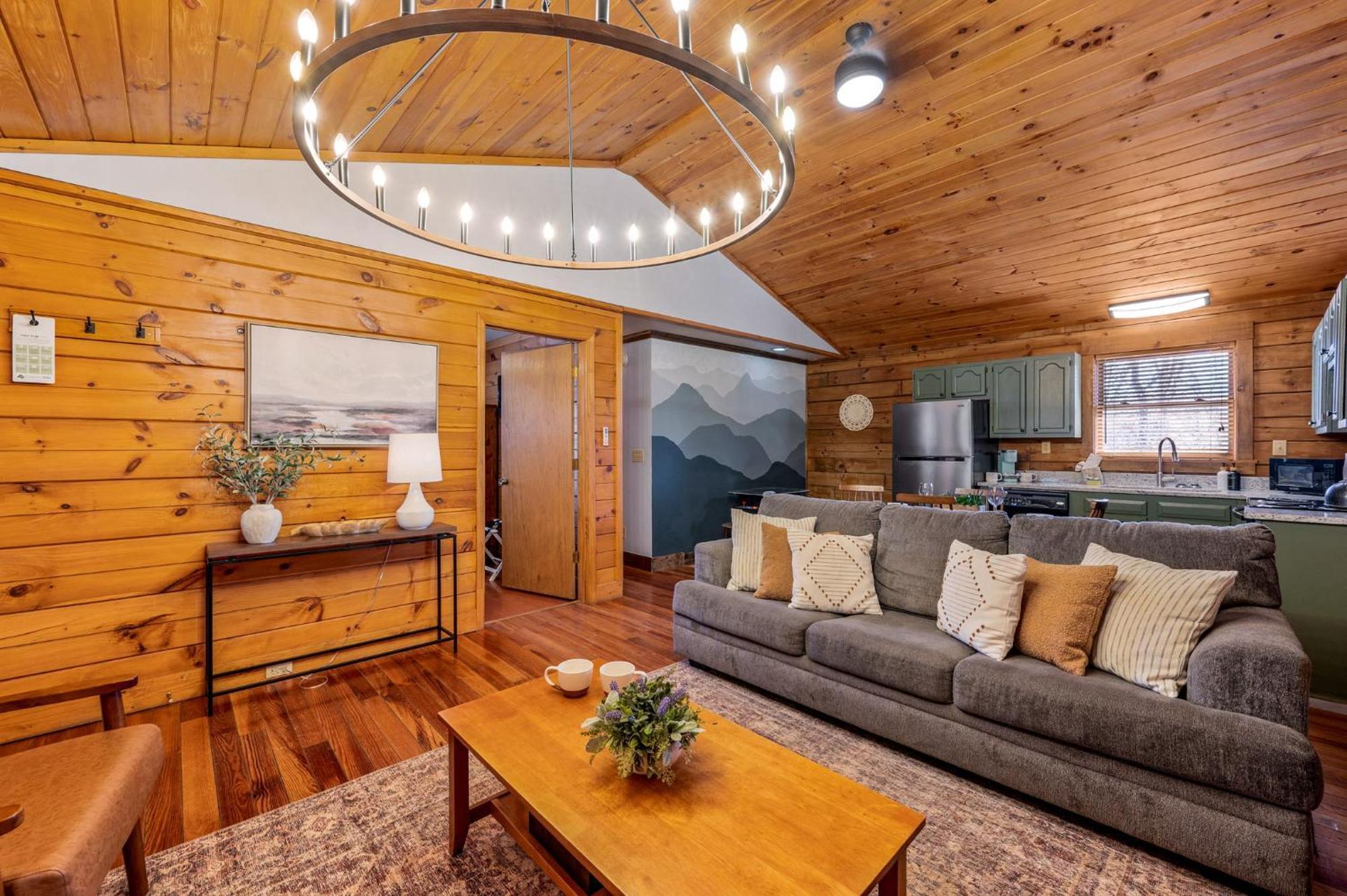 Couples Getaway Near National Park W Hot Tub Holiday home