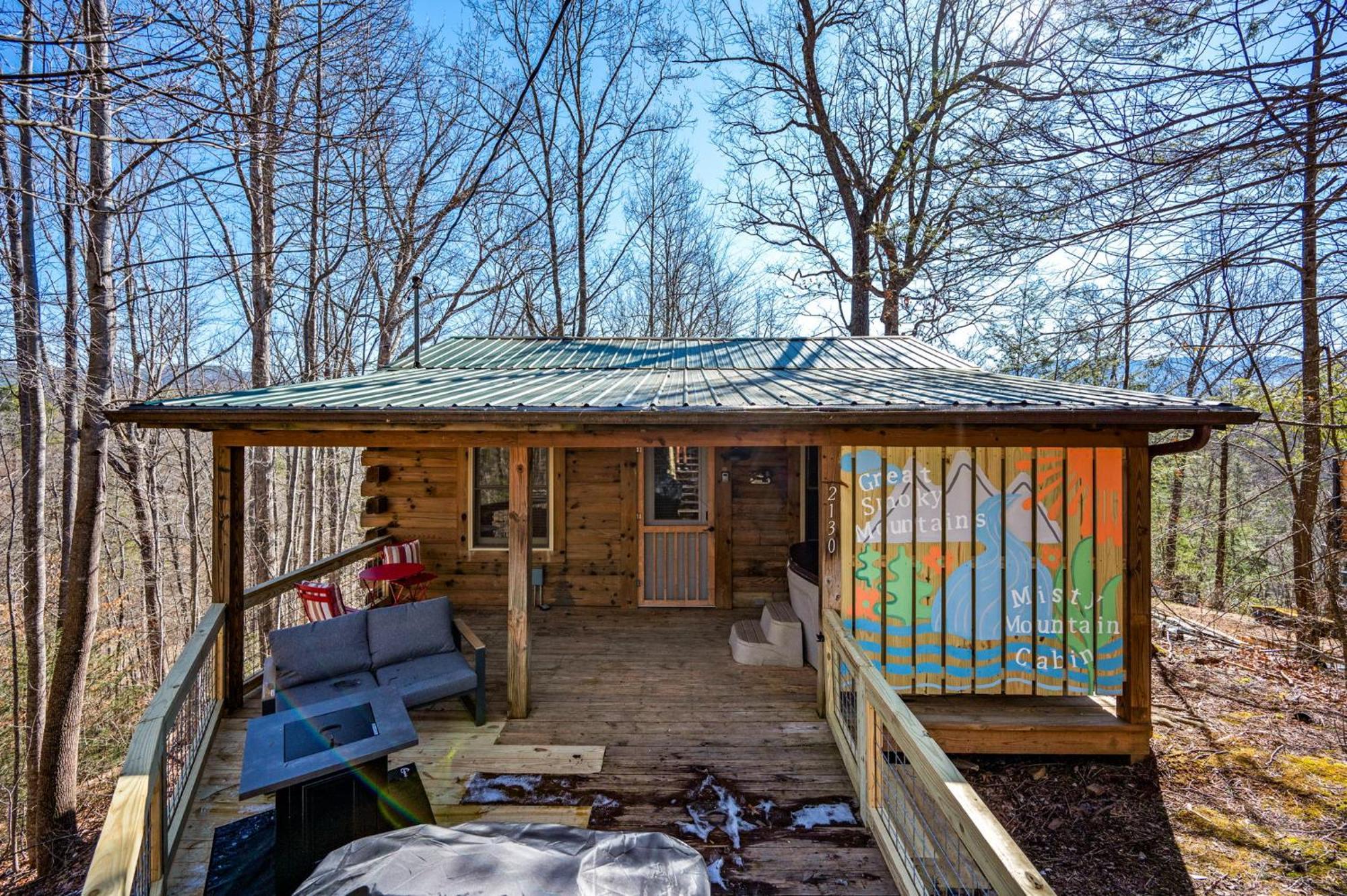 Couples Getaway Near National Park W Hot Tub Holiday home Pigeon Forge