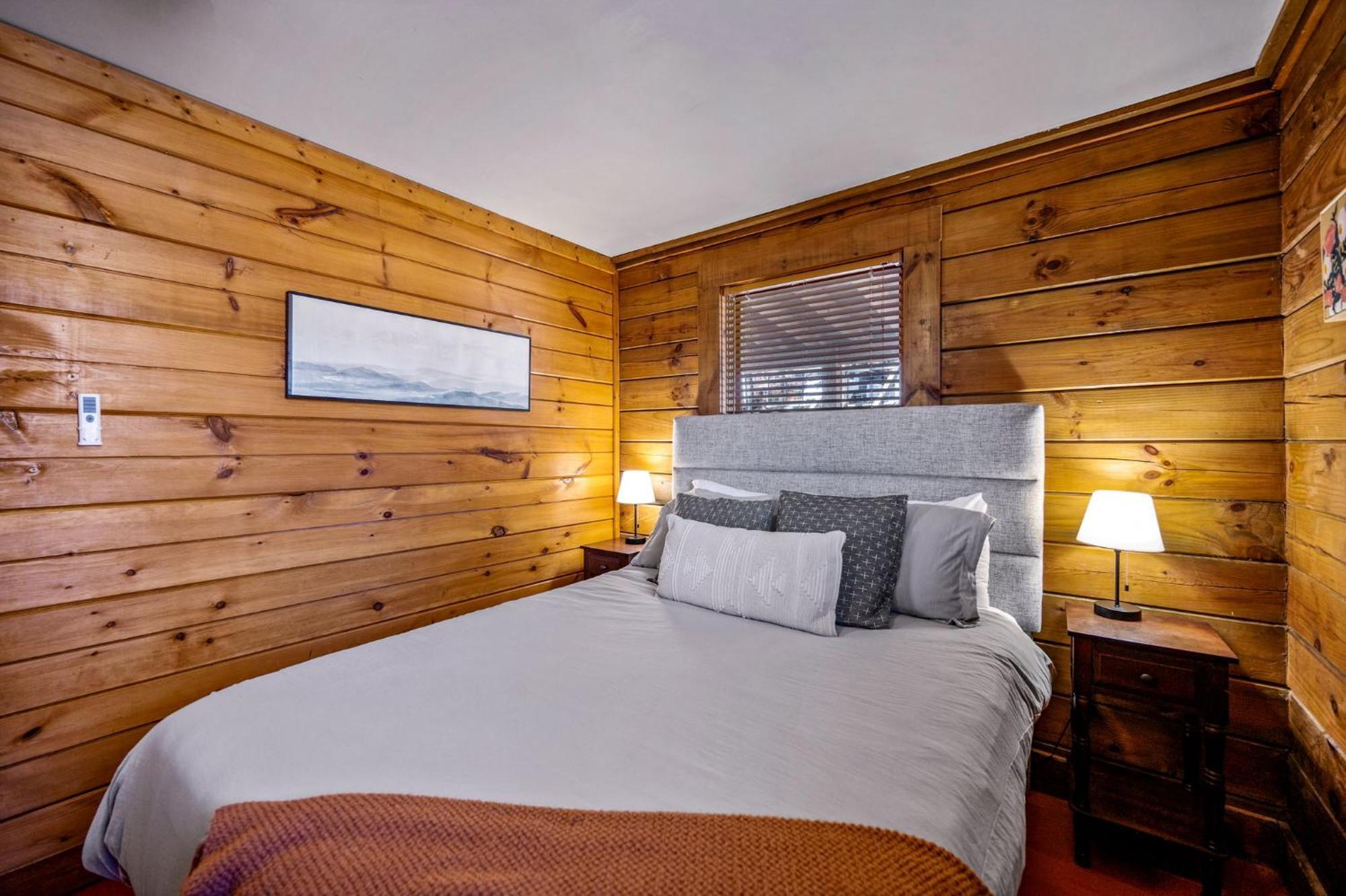 Holiday home Couples Getaway Near National Park W Hot Tub Pigeon Forge