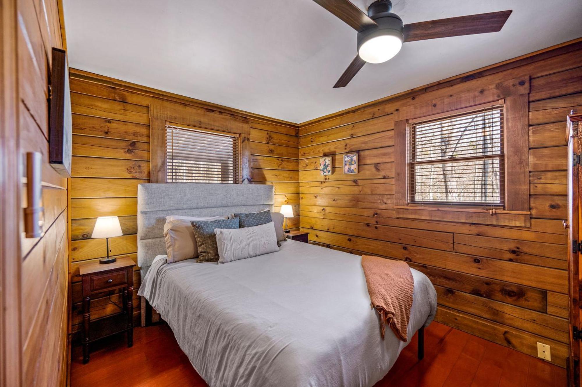 Couples Getaway Near National Park W Hot Tub *