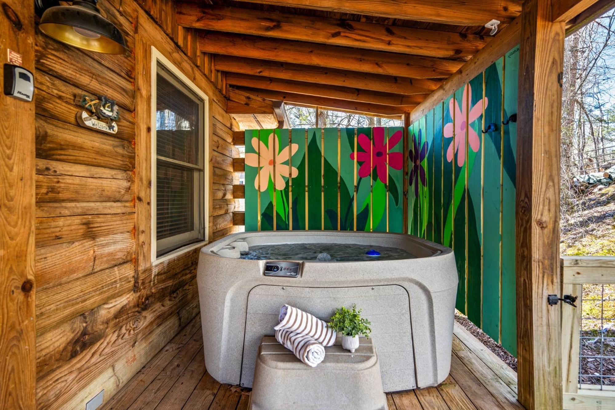 Couples Getaway Near National Park W Hot Tub Pigeon Forge