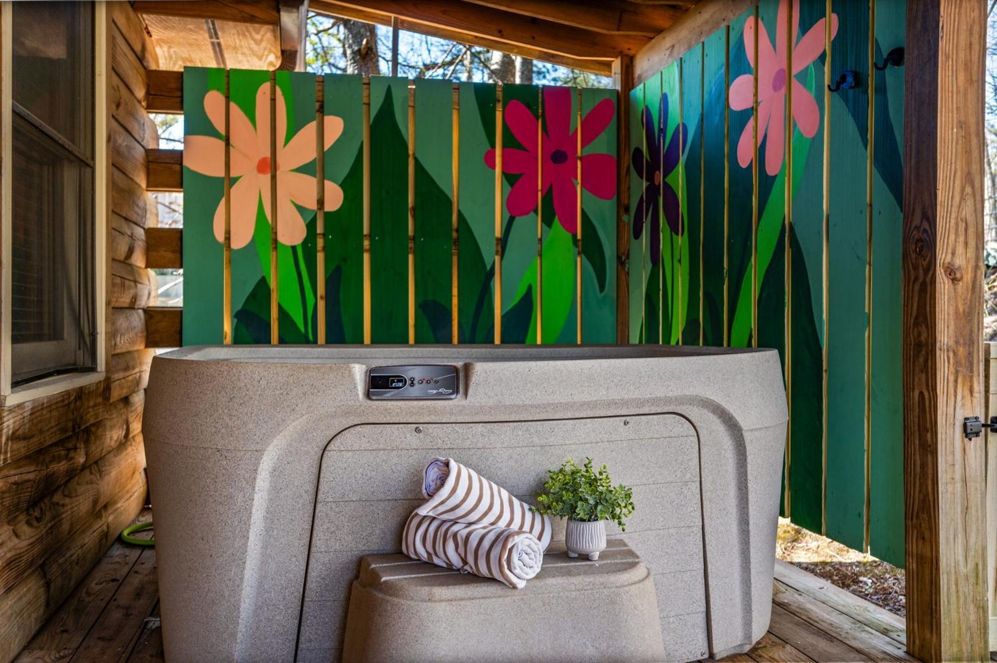 Couples Getaway Near National Park W Hot Tub Holiday home