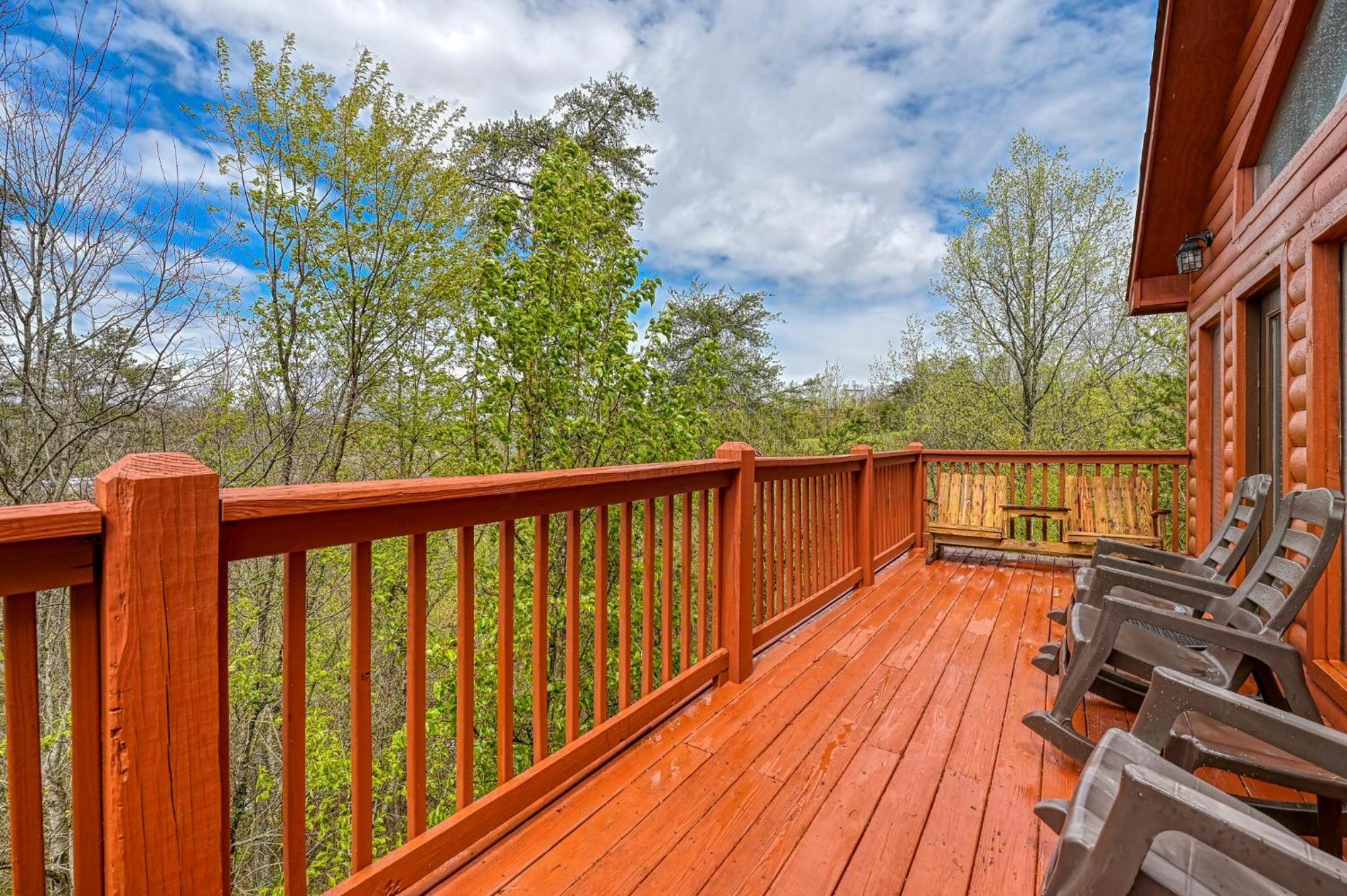 The Playful Bear Chalet Pigeon Forge
