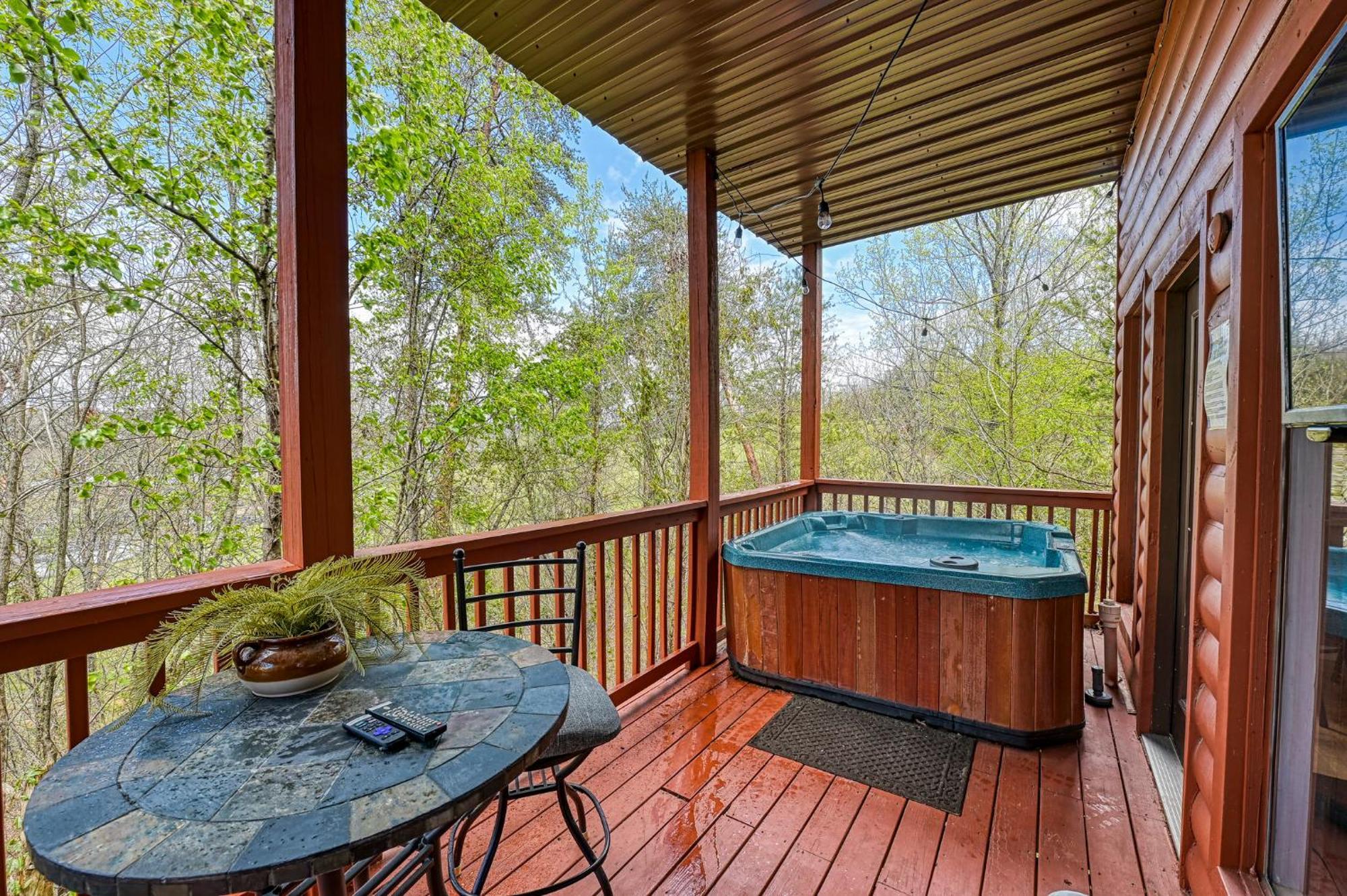 The Playful Bear Chalet Pigeon Forge