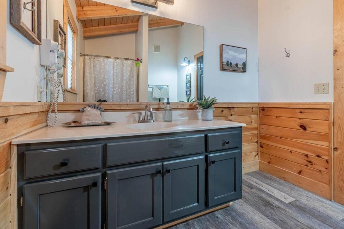 Holiday home Cozy Spacious With Hot Tub, Bbq Near Parkway *