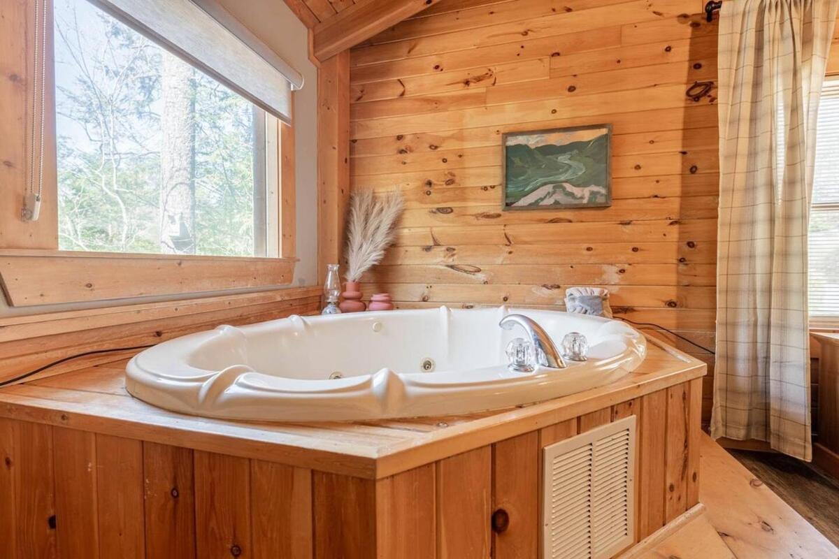 Cozy Spacious With Hot Tub, Bbq Near Parkway *