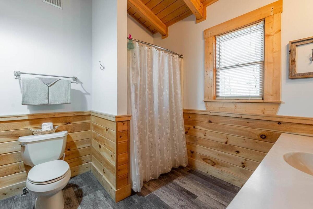 Cozy Spacious With Hot Tub, Bbq Near Parkway * Pigeon Forge