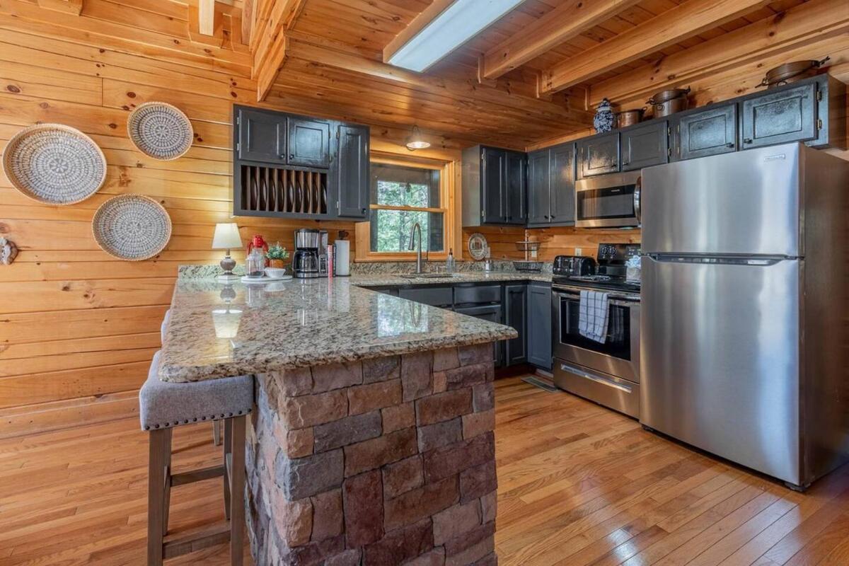 Cozy Spacious With Hot Tub, Bbq Near Parkway