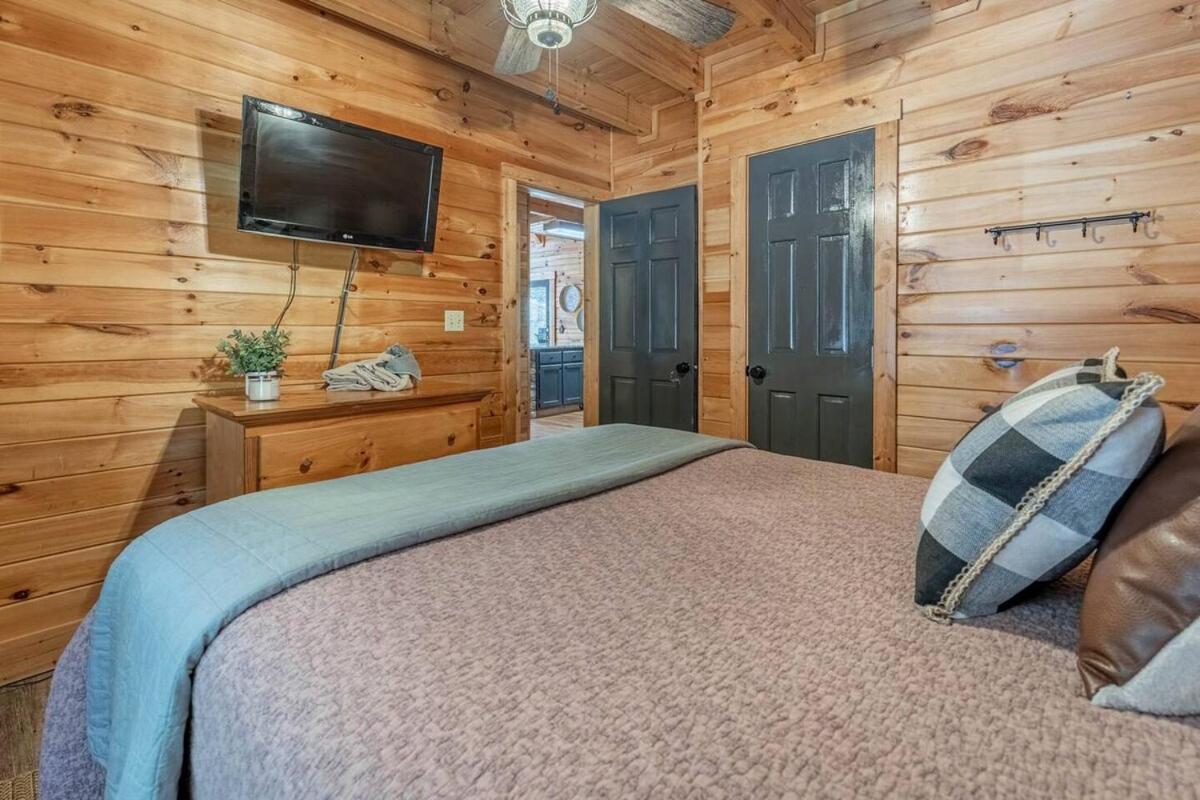 Holiday home Cozy Spacious With Hot Tub, Bbq Near Parkway *