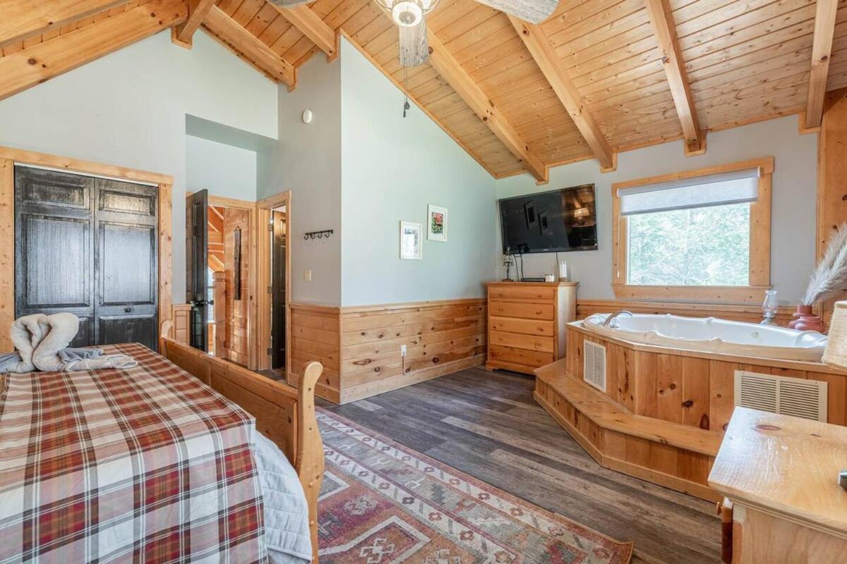 Cozy Spacious With Hot Tub, Bbq Near Parkway Holiday home *