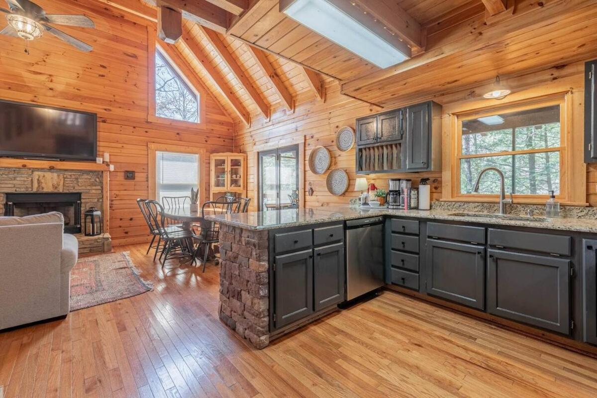 Cozy Spacious With Hot Tub, Bbq Near Parkway * Pigeon Forge