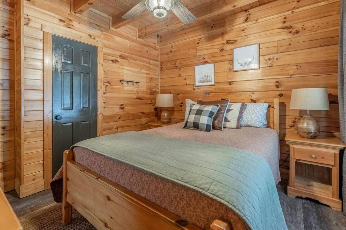 Cozy Spacious With Hot Tub, Bbq Near Parkway Holiday home