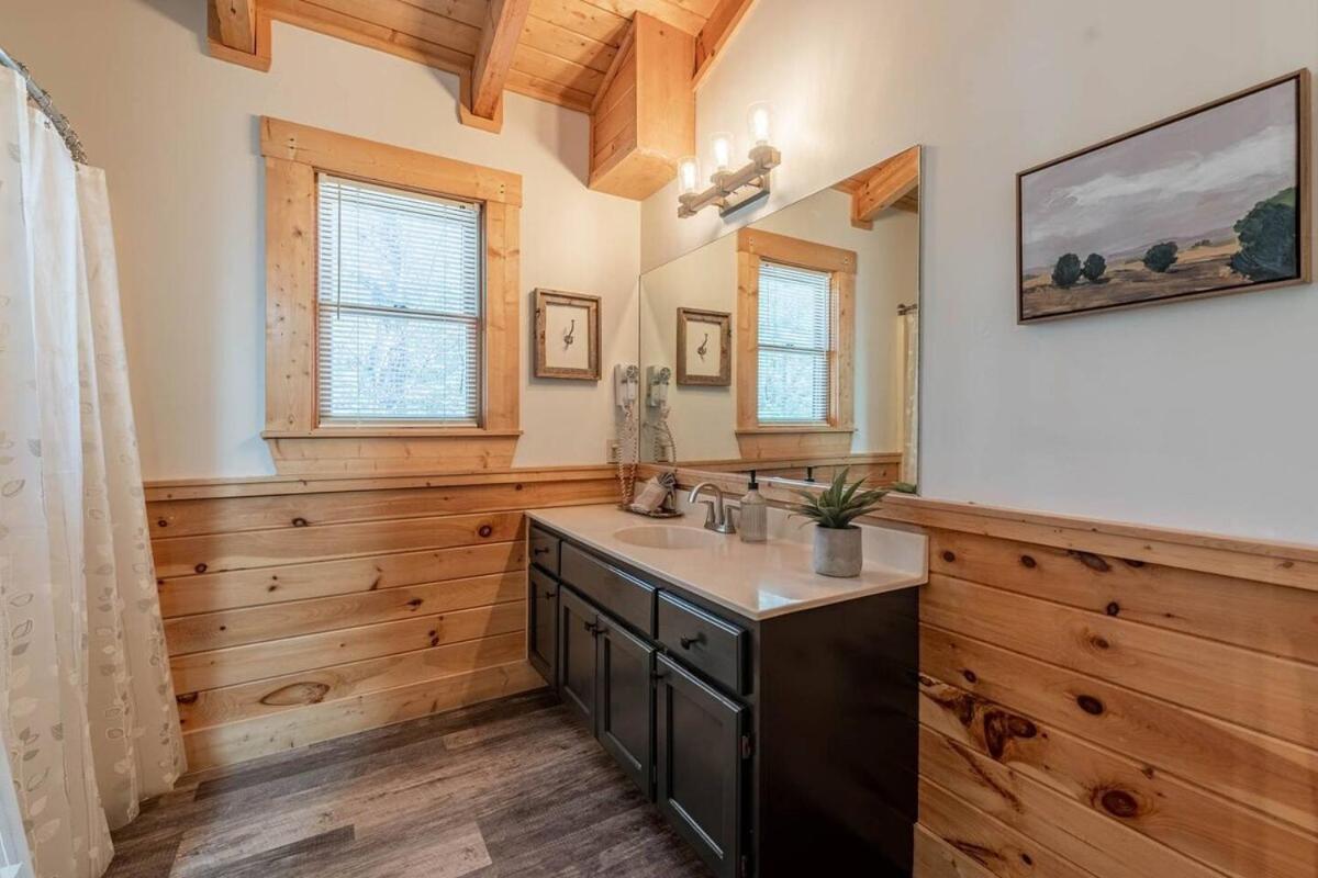 Cozy Spacious With Hot Tub, Bbq Near Parkway Holiday home *