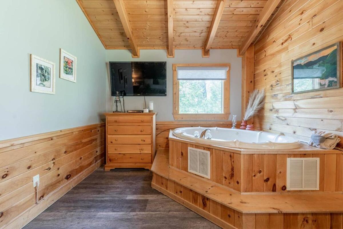 Cozy Spacious With Hot Tub, Bbq Near Parkway Holiday home *