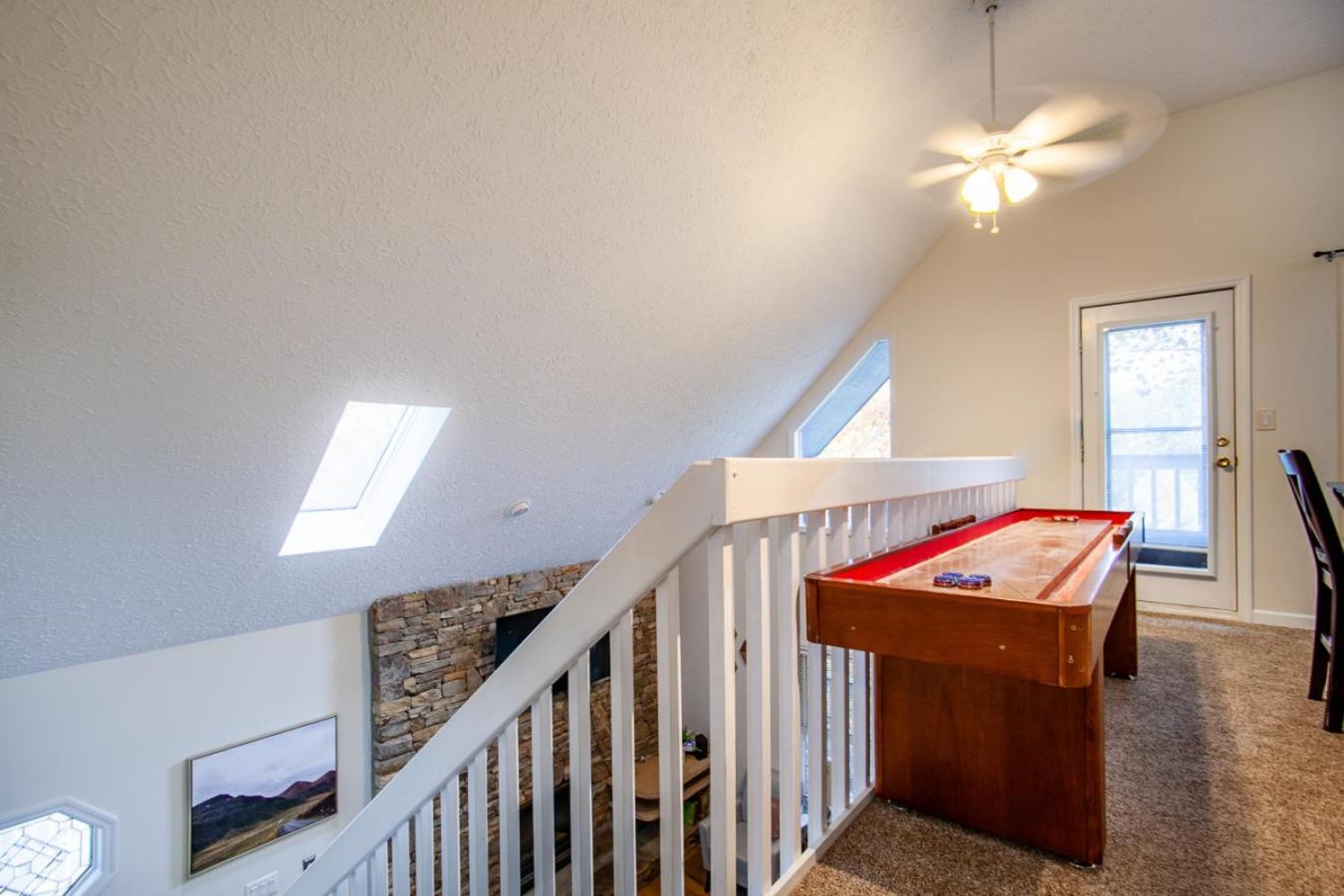 Valley Heights W Hot Tub Life Size Games Lounge * Pigeon Forge