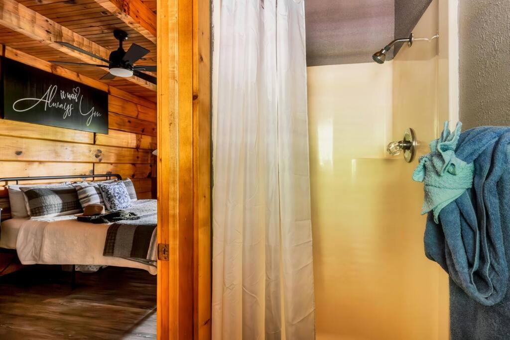 Holiday home Couples Retreat *location*hot Tub*fire Pit* Pigeon Forge