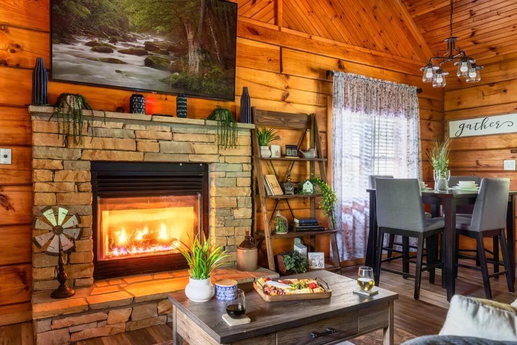 Couples Retreat *location*hot Tub*fire Pit* Pigeon Forge