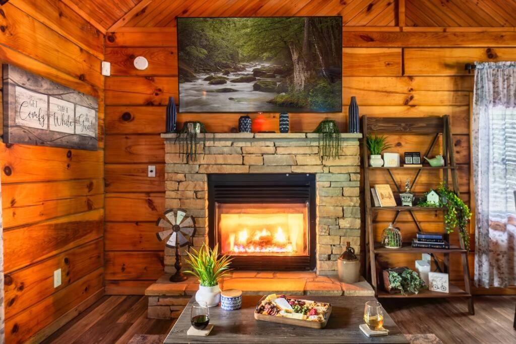 Couples Retreat *location*hot Tub*fire Pit* * Pigeon Forge