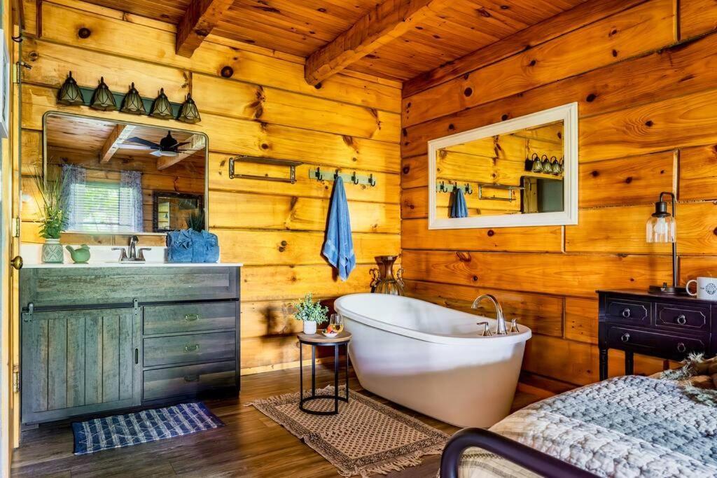 Couples Retreat *location*hot Tub*fire Pit* * Pigeon Forge