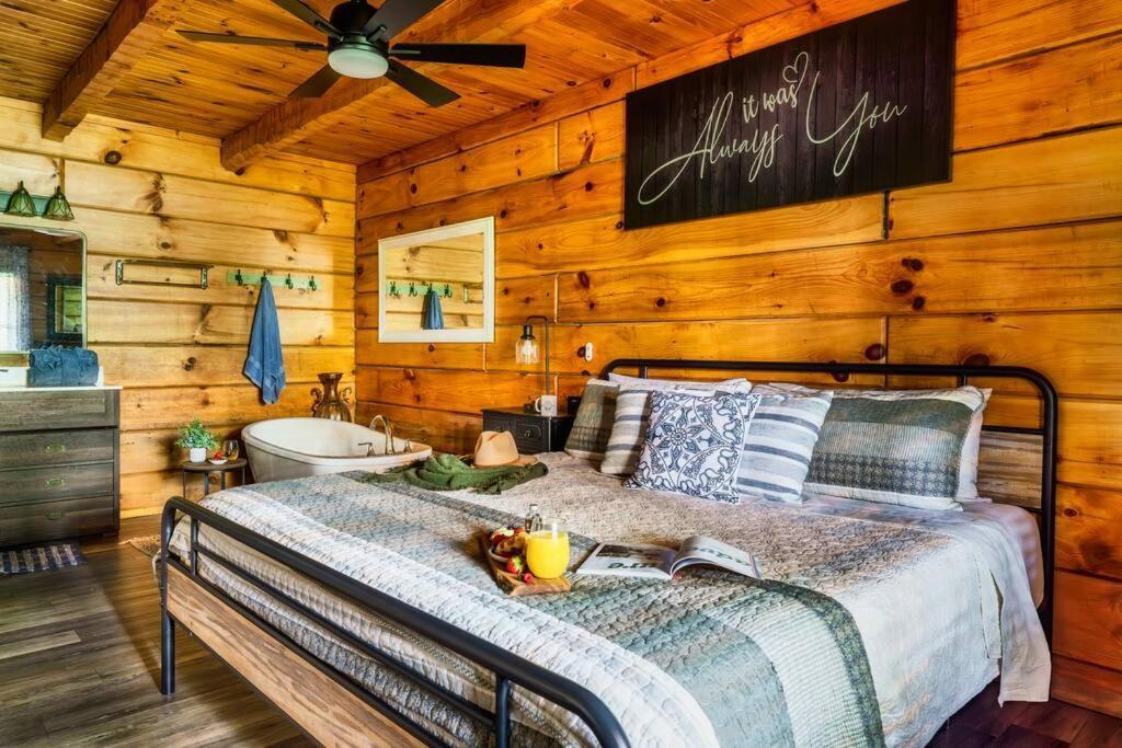 Holiday home Couples Retreat *location*hot Tub*fire Pit* Pigeon Forge