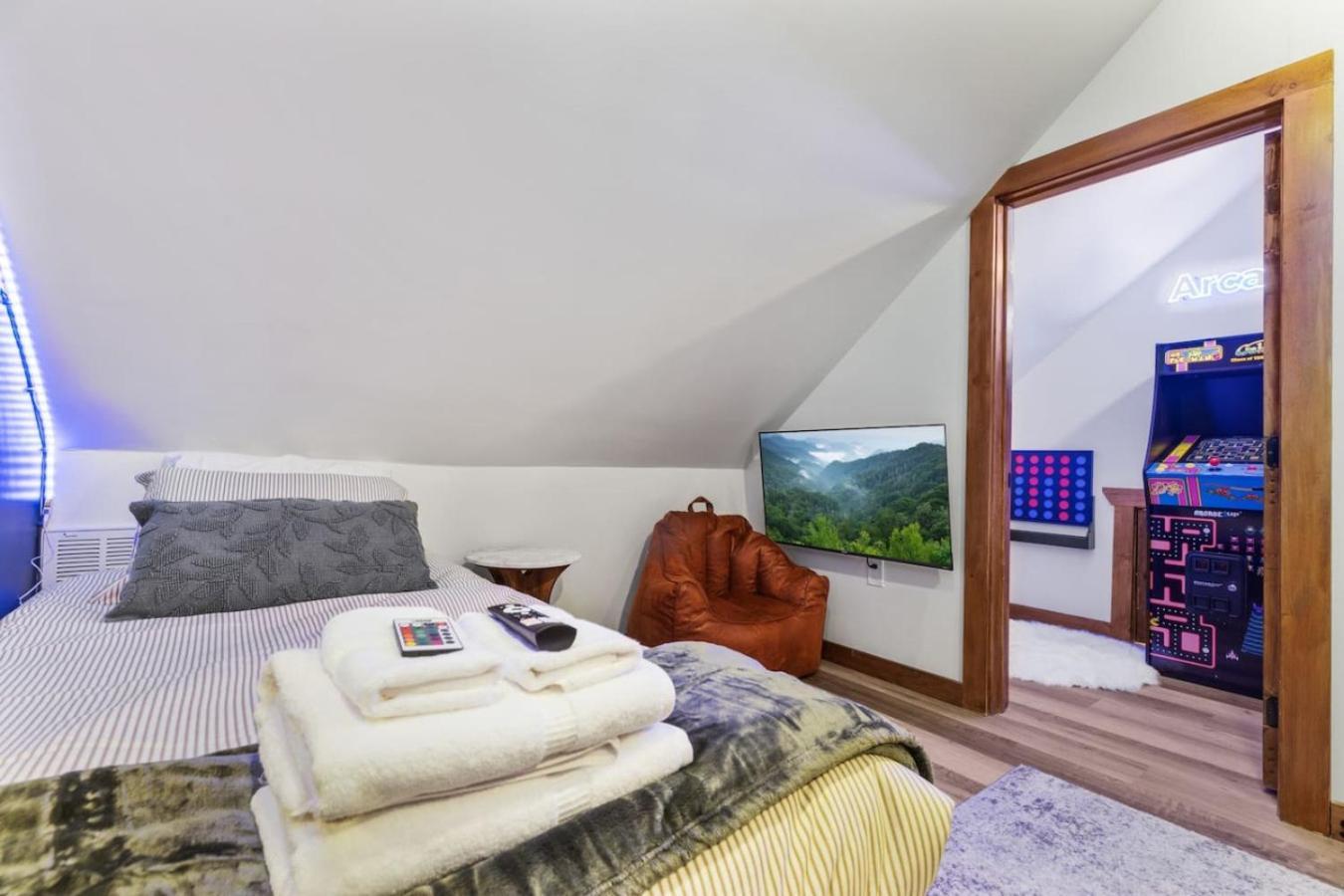Evergreen Parkway Retreat Views Hot Tub Arcade Holiday home
