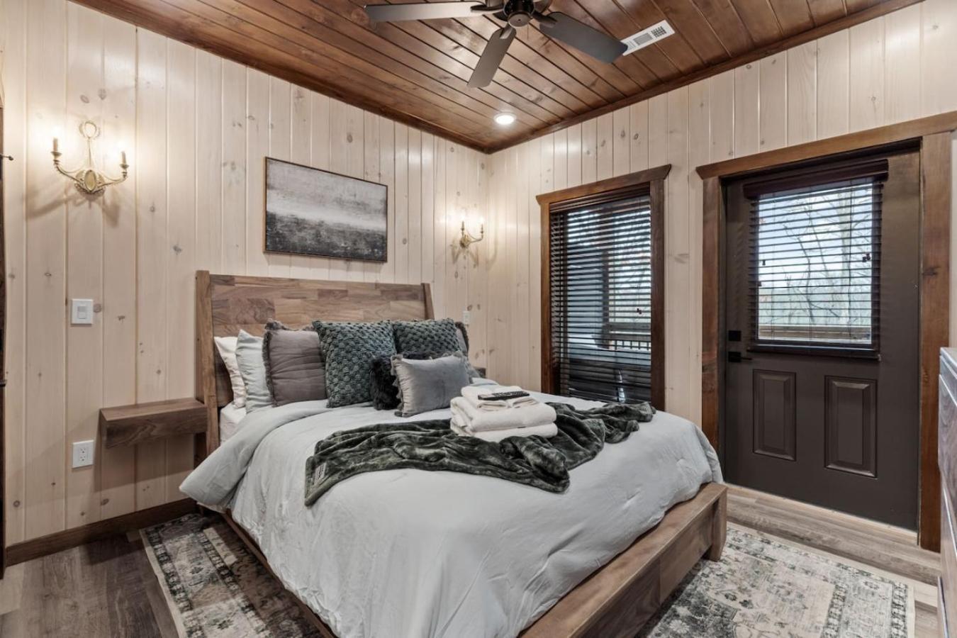 Holiday home Evergreen Parkway Retreat Views Hot Tub Arcade *
