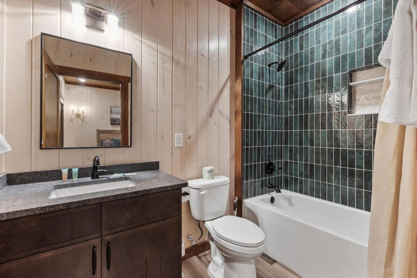 Evergreen Parkway Retreat Views Hot Tub Arcade Holiday home Pigeon Forge