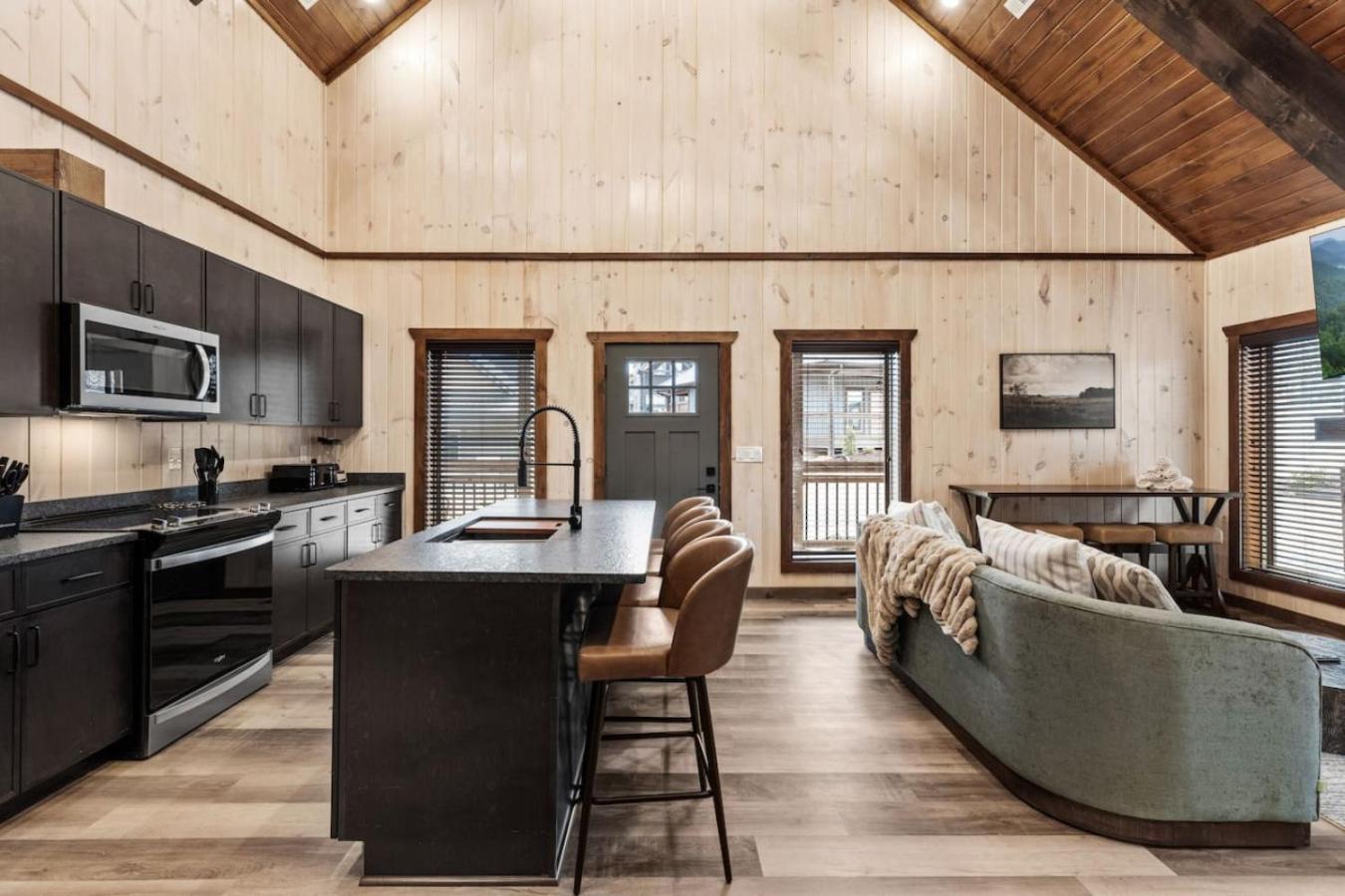 Holiday home Evergreen Parkway Retreat Views Hot Tub Arcade