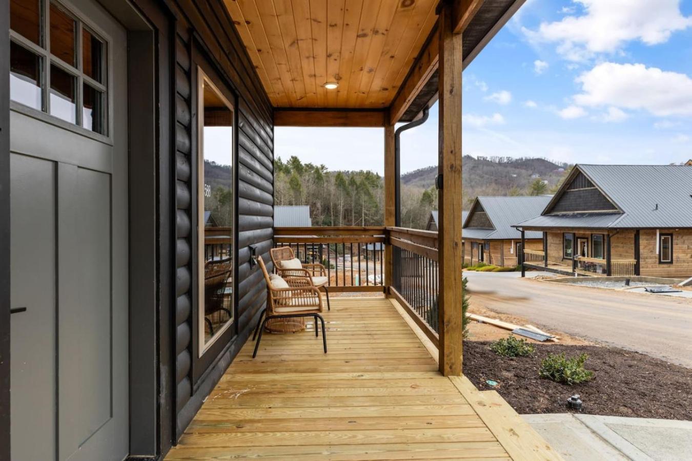Evergreen Parkway Retreat Views Hot Tub Arcade Holiday home