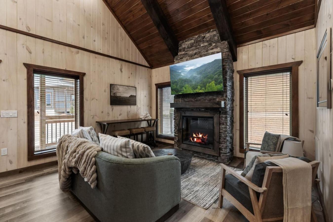 Holiday home Evergreen Parkway Retreat Views Hot Tub Arcade