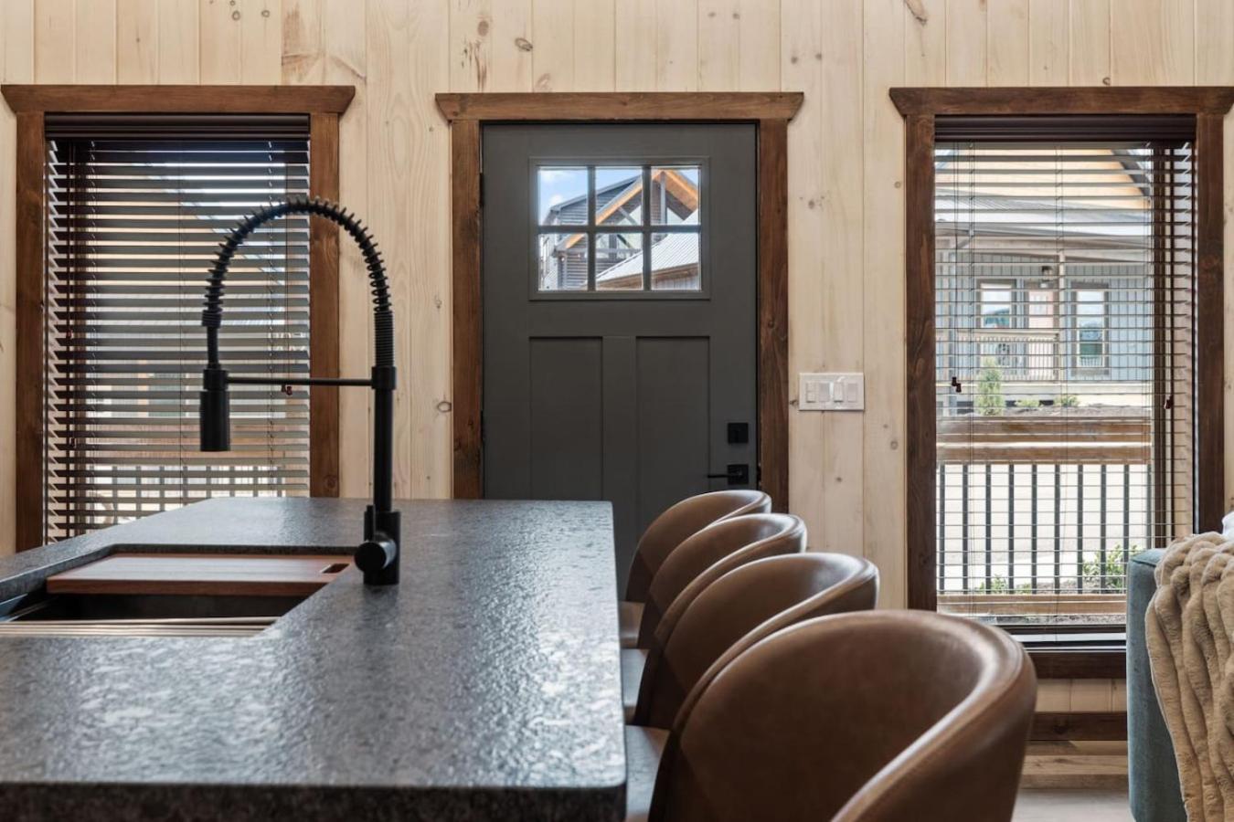 Evergreen Parkway Retreat Views Hot Tub Arcade Holiday home *