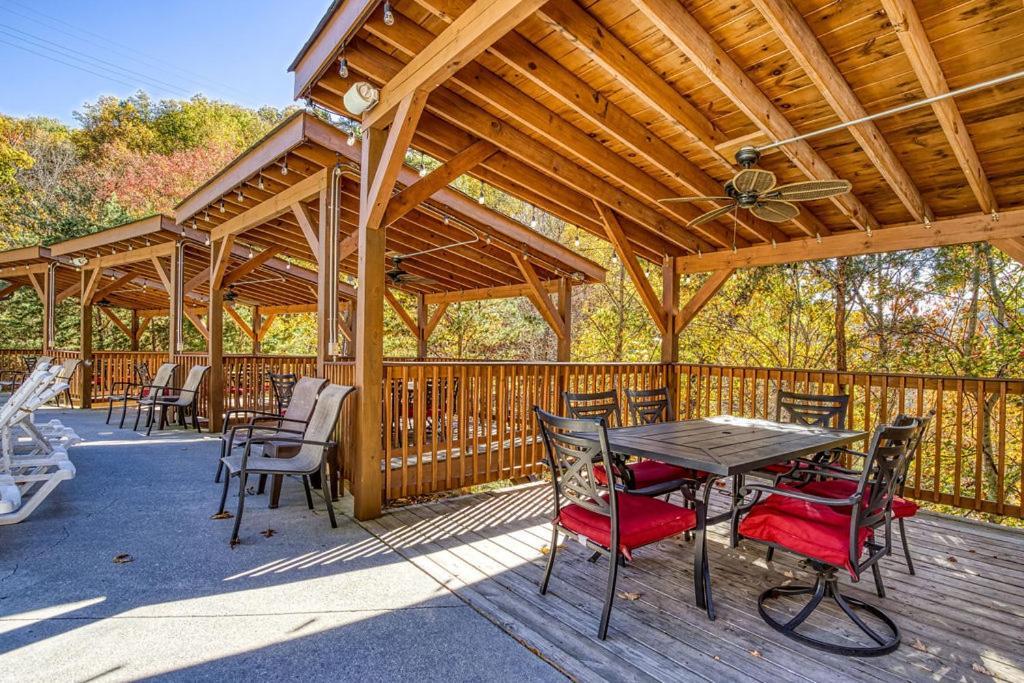 Holiday home An Awesome View, Game Area, Pools, Pavilion, Free Attraction Tickets, Dollywood And More! *