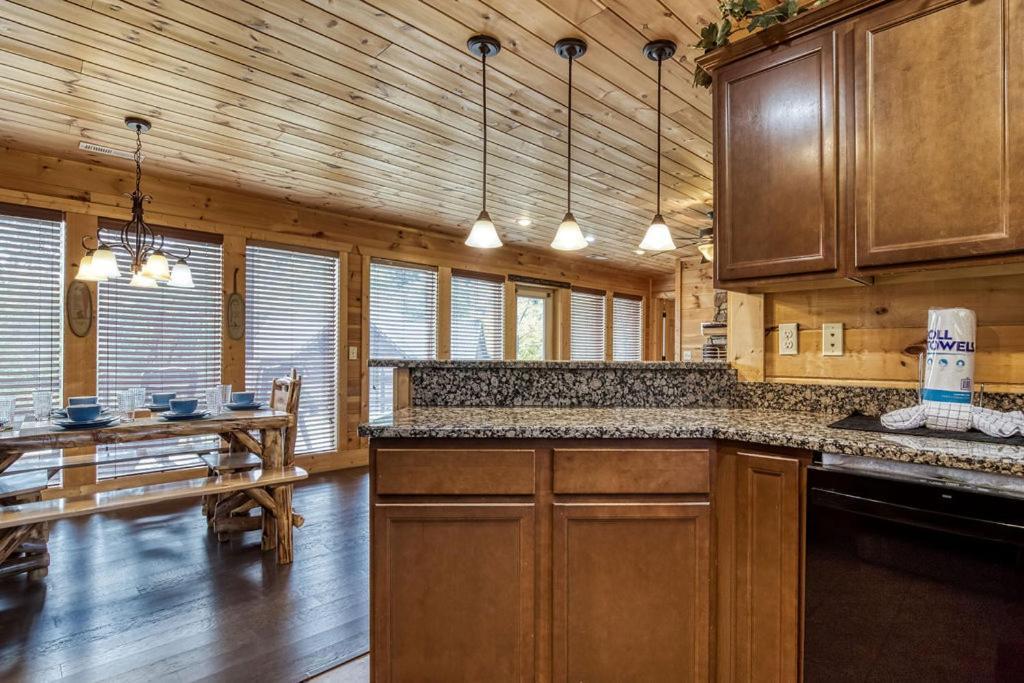 An Awesome View, Game Area, Pools, Pavilion, Free Attraction Tickets, Dollywood And More! Holiday home *