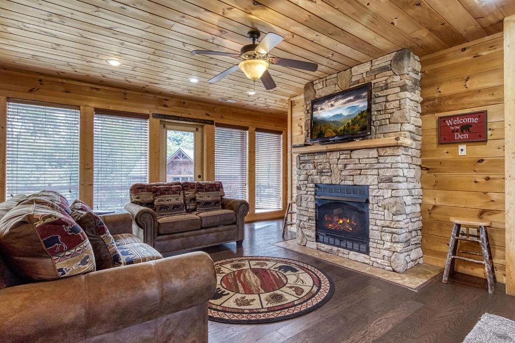 An Awesome View, Game Area, Pools, Pavilion, Free Attraction Tickets, Dollywood And More! Holiday home Pigeon Forge