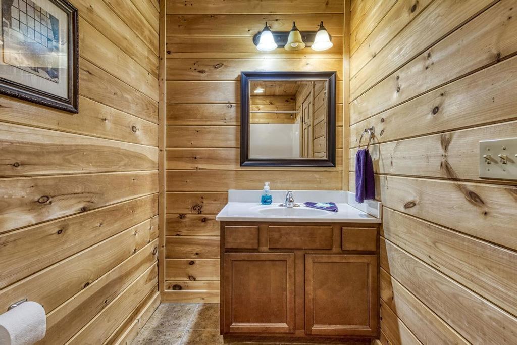Holiday home An Awesome View, Game Area, Pools, Pavilion, Free Attraction Tickets, Dollywood And More! Pigeon Forge