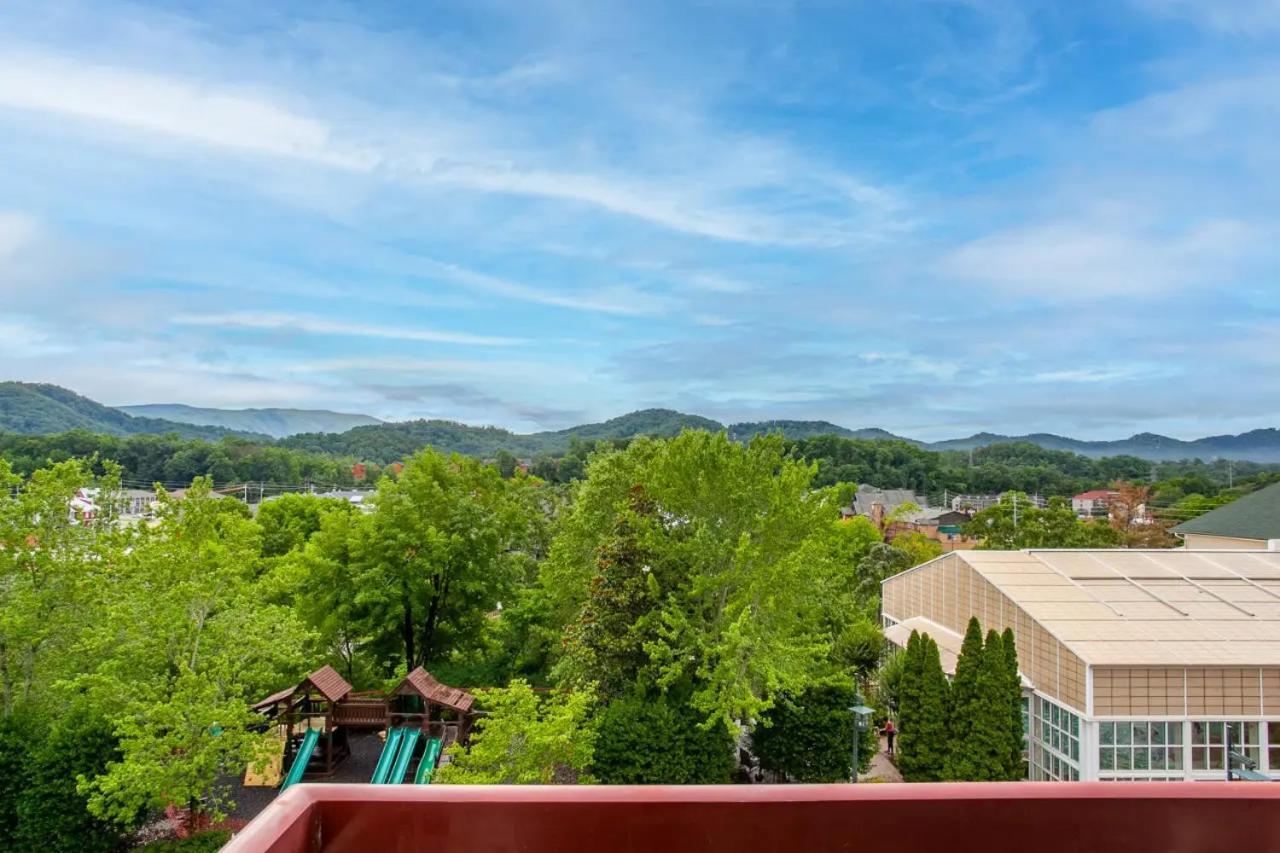 Parkway Romance #247 * Pigeon Forge