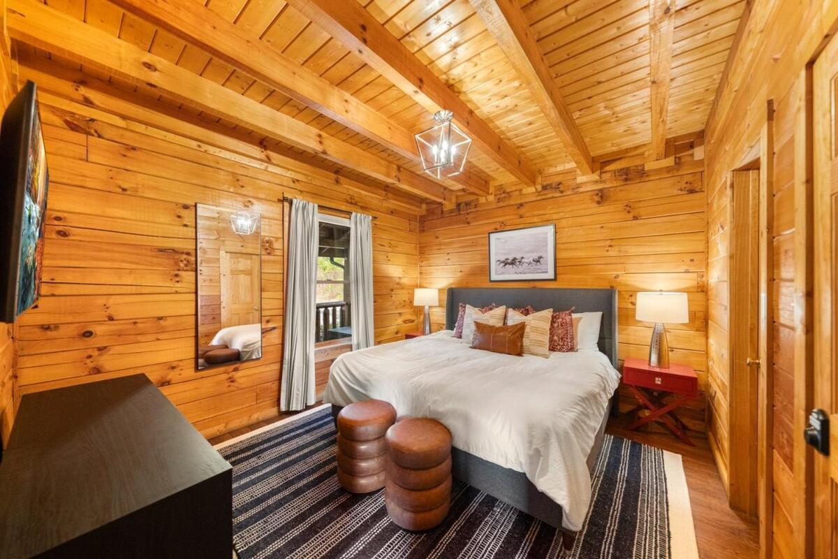 5br5ba With Game, Fire Pit, Hot Tub Holiday home Pigeon Forge