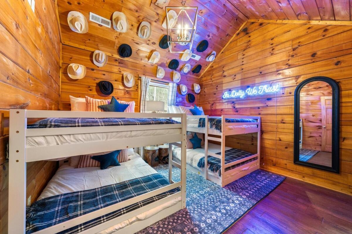 Holiday home 5br5ba With Game, Fire Pit, Hot Tub *