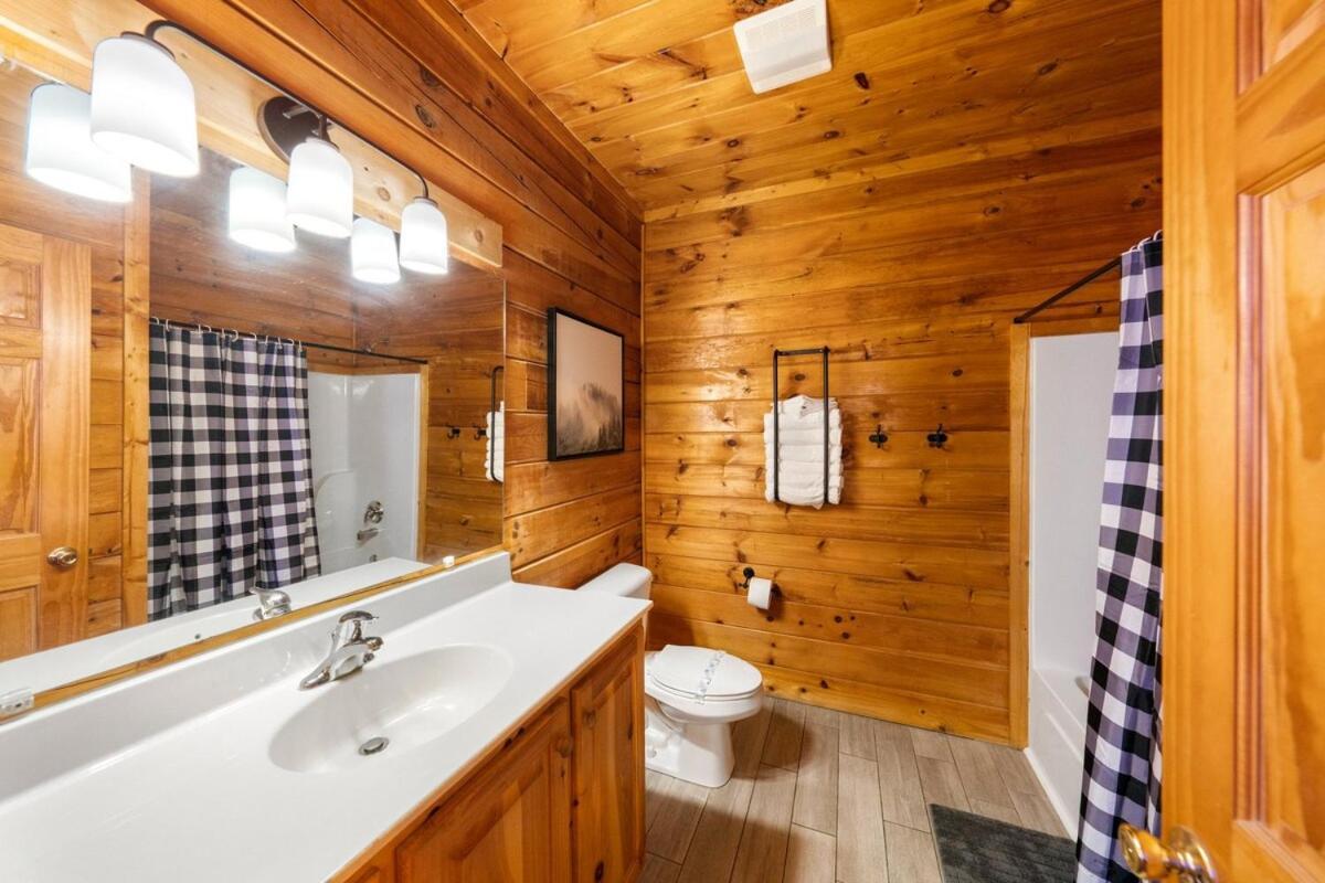 5br5ba With Game, Fire Pit, Hot Tub Holiday home Pigeon Forge
