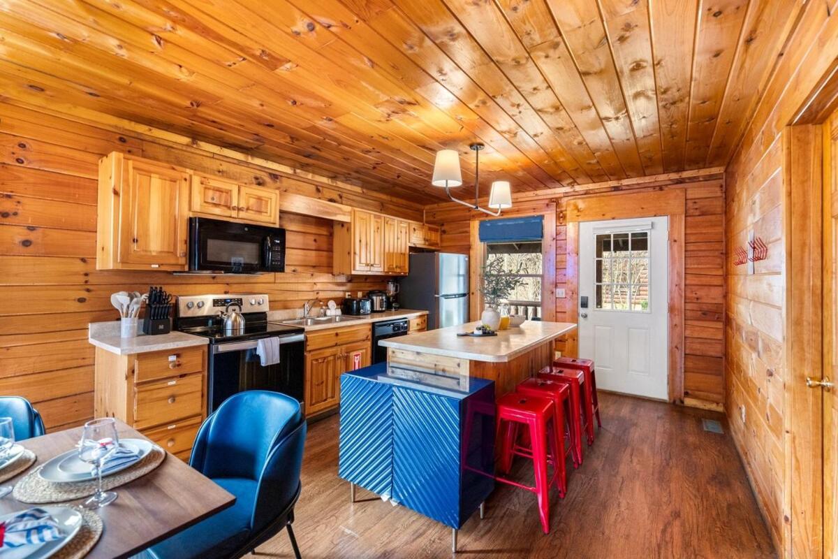 Holiday home 5br5ba With Game, Fire Pit, Hot Tub *