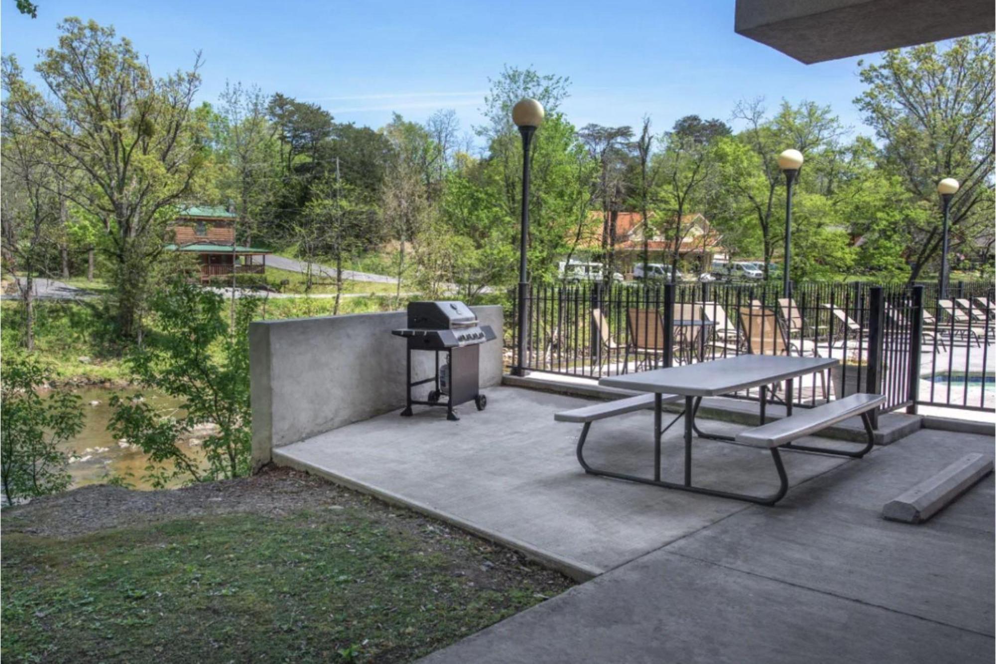 Cl403 Creekside Tranquility * Pigeon Forge