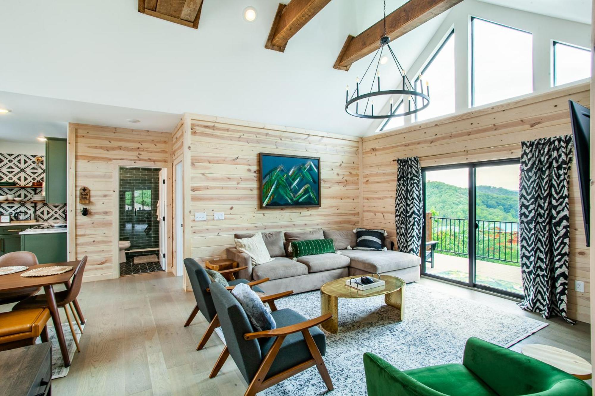 Bearly Haus -views, Hot Tub, Pool & Xbox! Holiday home