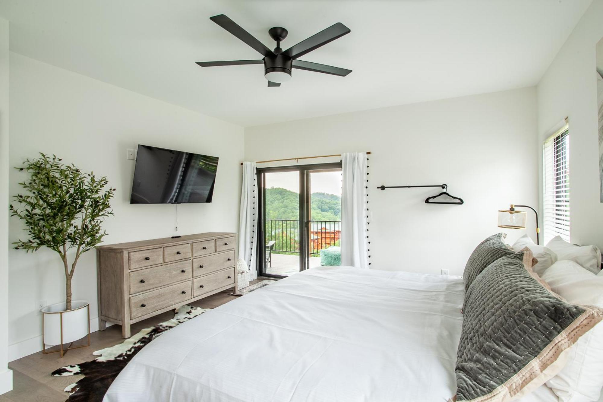 Bearly Haus -views, Hot Tub, Pool & Xbox! Pigeon Forge