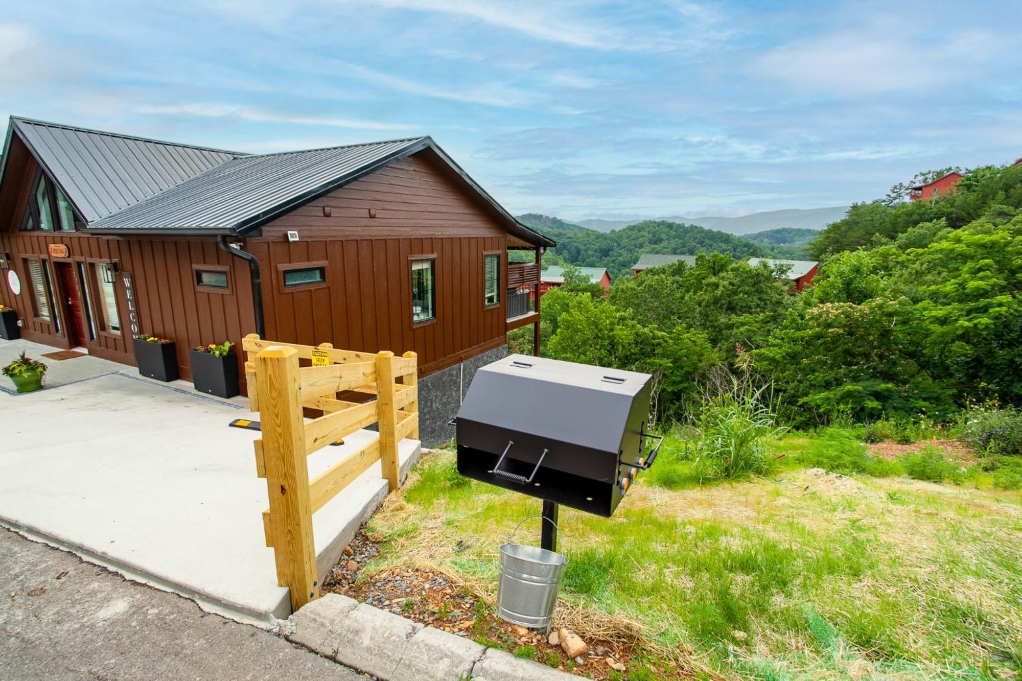 Bearly Haus -views, Hot Tub, Pool & Xbox! * Pigeon Forge