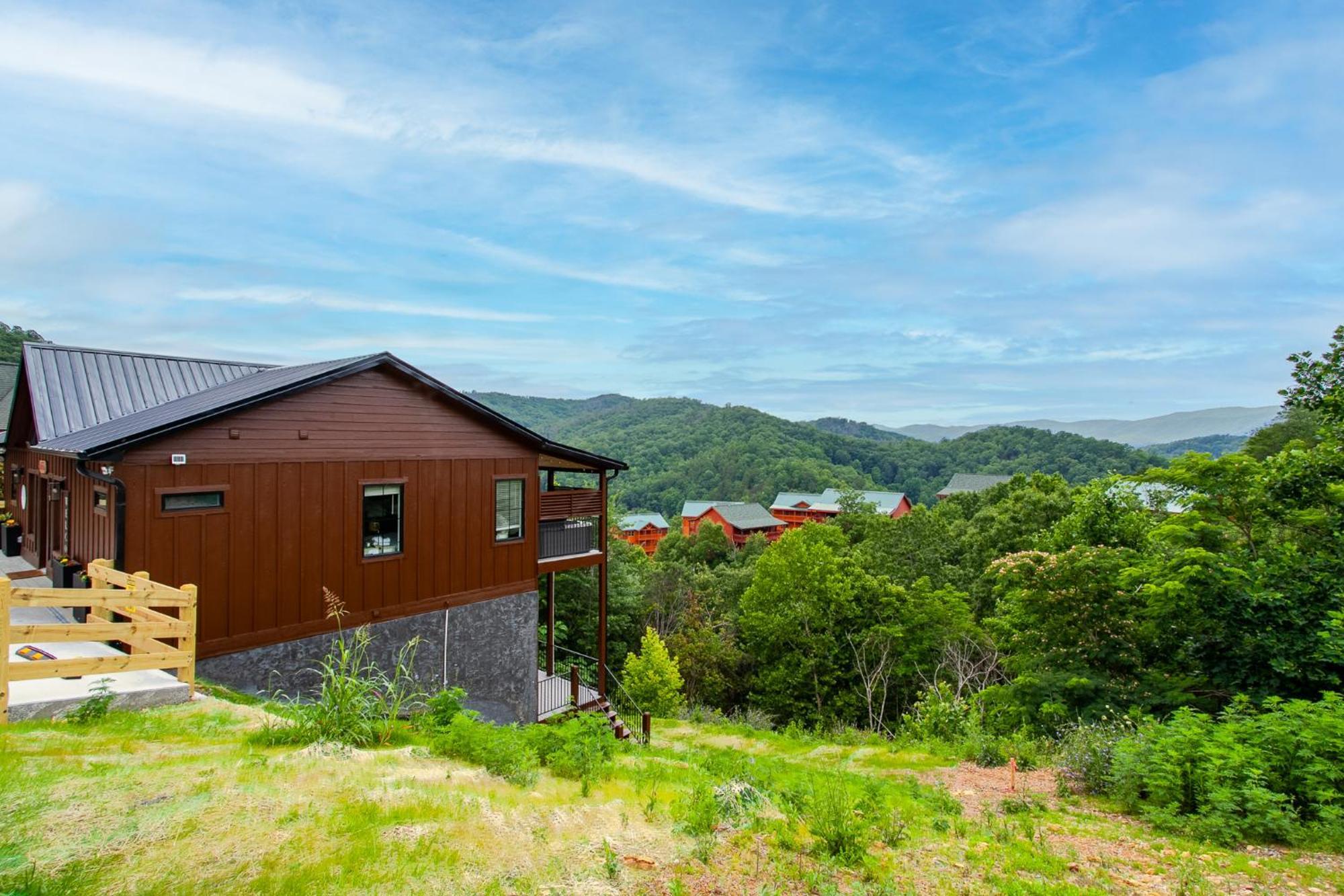 Bearly Haus -views, Hot Tub, Pool & Xbox! Holiday home *