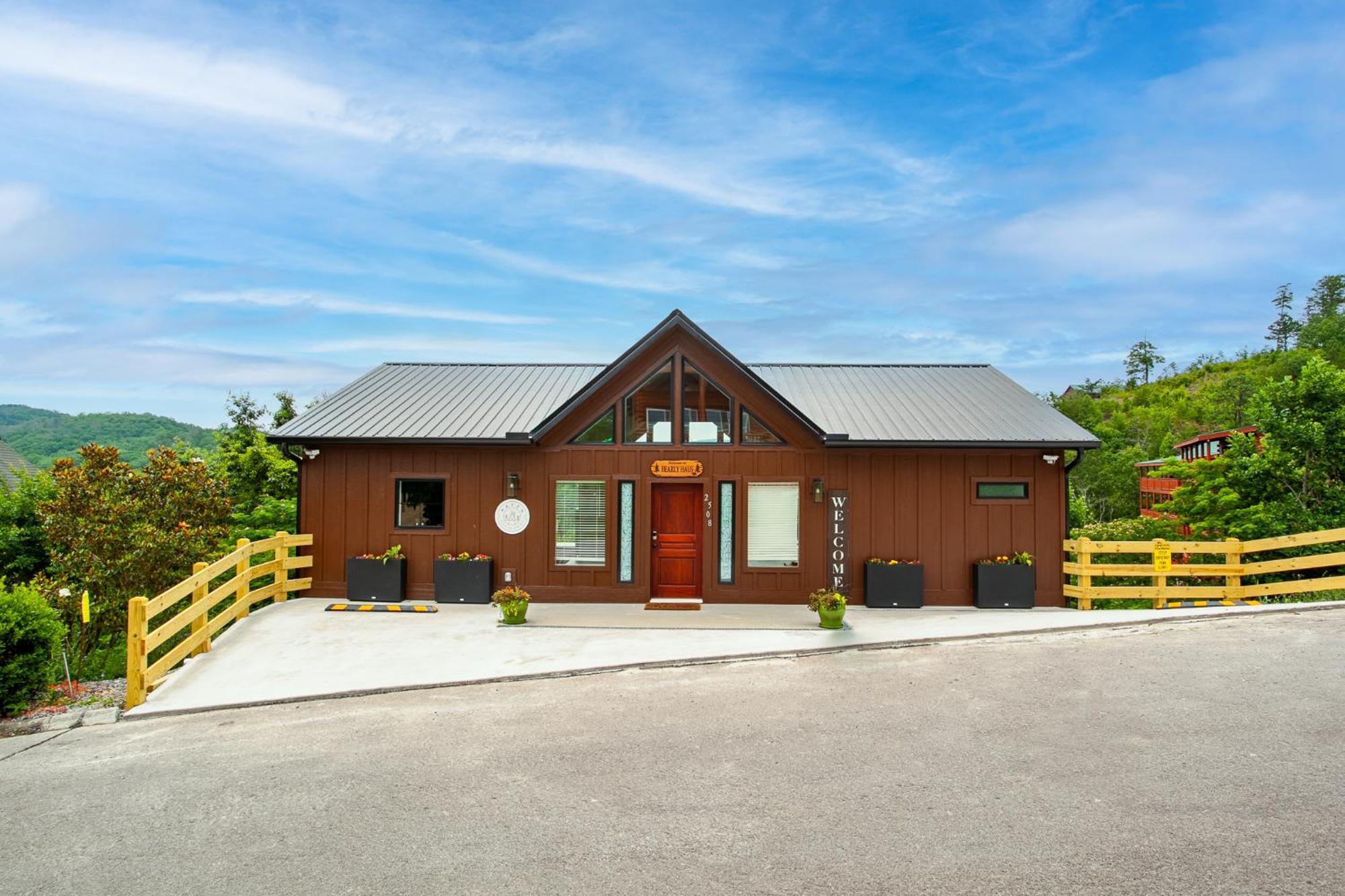Bearly Haus -views, Hot Tub, Pool & Xbox! Holiday home Pigeon Forge